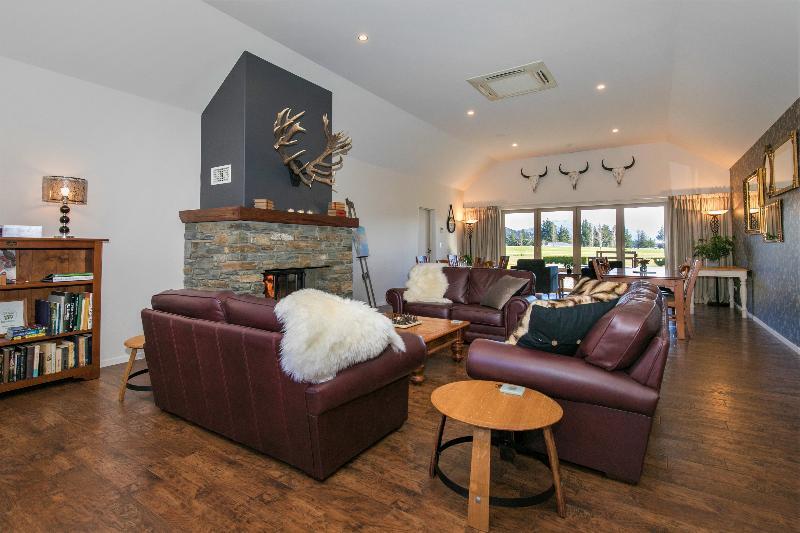 Maple Lodge Luxury Bed & Breakfast Albert Town Esterno foto