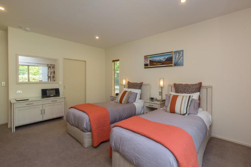Maple Lodge Luxury Bed & Breakfast Albert Town Esterno foto